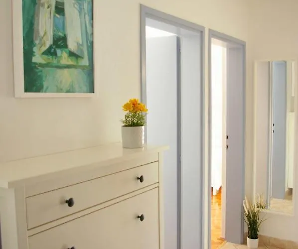 Apartment, Two Bedrooms דירה וויס